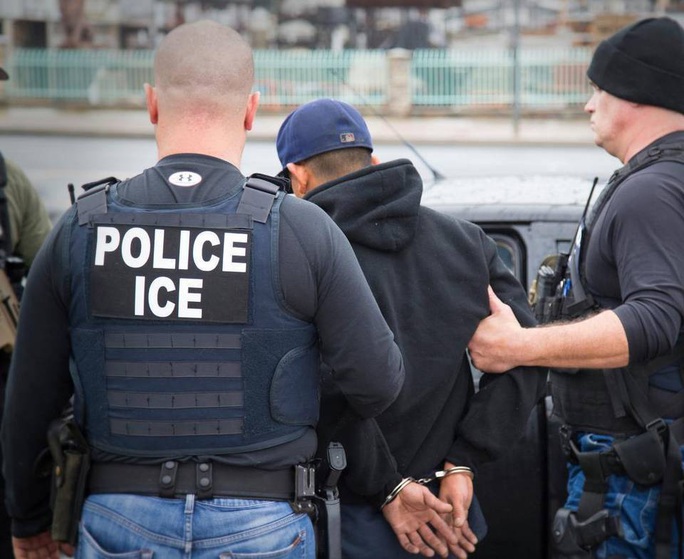 Một người nhập cư trái phép bị bắt ở TP Los Angeles, bang California - Mỹ Ảnh: AP