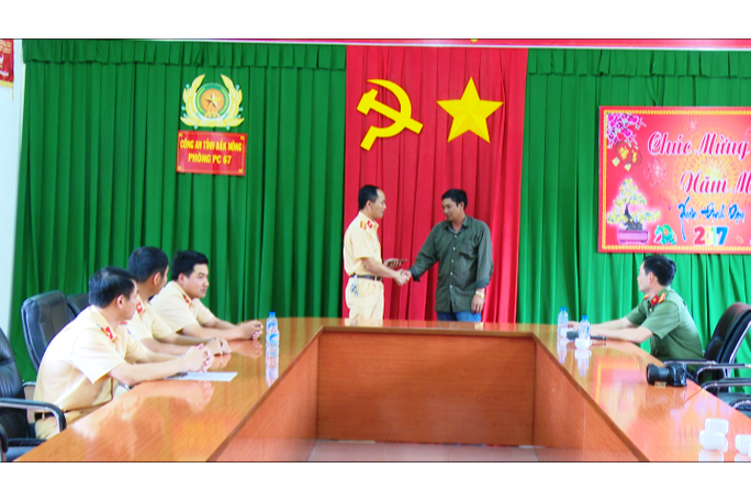 
CSGT Đắk Nông trả lại tài sản nhặt được của người đánh mất
