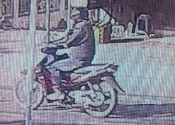 Camera của dân chụp được hình giống nghi phạm cướp ngân hàng - Ảnh 2.