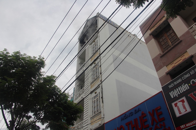 Đà Nẵng: Cháy khách sạn 5 tầng, người dân phát hoảng - Ảnh 1.