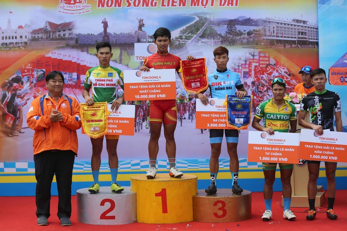 Các tay đua về đầu của chặng 2