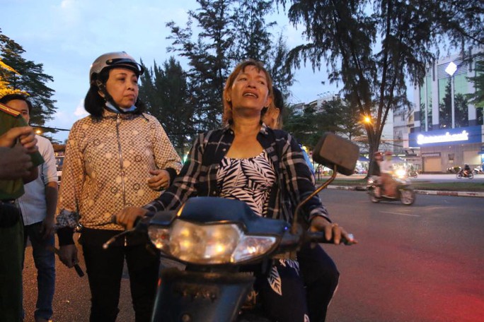
Một phụ nữ bán hủ tiếu lấn chiếm đường Vành Đai Trong bị lực lượng chức năng xử lý đã nằm lăn xuống đường khóc. Trước đó, UBND quận Bình Tân đã hướng dẫn kinh doanh nơi khác nhưng người này không chịu dời đi.
