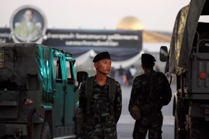 Quân đội Thái Lan canh gác bên ngoài chùa Dhammakaya ở tỉnh Pathum Thani hôm 16-2. Ảnh: Reuters