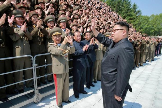 Triều Tiên triển khai tên lửa vừa thử thành công - Ảnh 1.