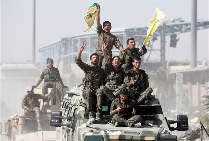 
Lực lượng Dân chủ Syria (SDF) do người Kurd dẫn đầu mừng chiến thắng Raqqa hôm 17-10. Ảnh: Reuters
