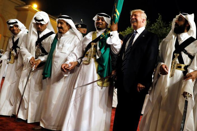 TT Trump tại Ả Rập Saudi: Nhận huân chương, ký hợp đồng vũ khí khủng - Ảnh 2.