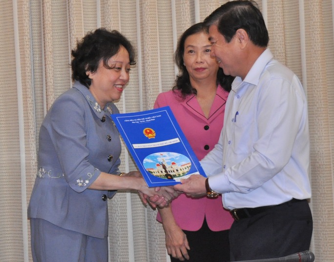 
Chủ tịch UBND TP Nguyễn Thành Phong trao quyết định cho bà Phạm Khánh Phong Lan
