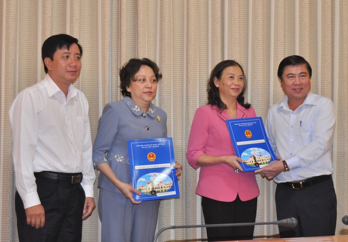 
Chủ tịch UBND TP Nguyễn Thành Phong trao quyết định điều động và bổ nhiệm bà Huỳnh Thị Kim Cúc

