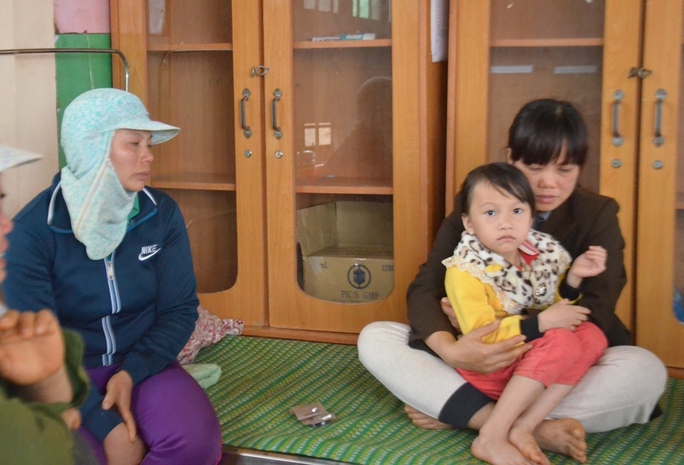 
Chị Lý Thi Mai (bìa phải) và con gái đau đớn mất 3 người thân
