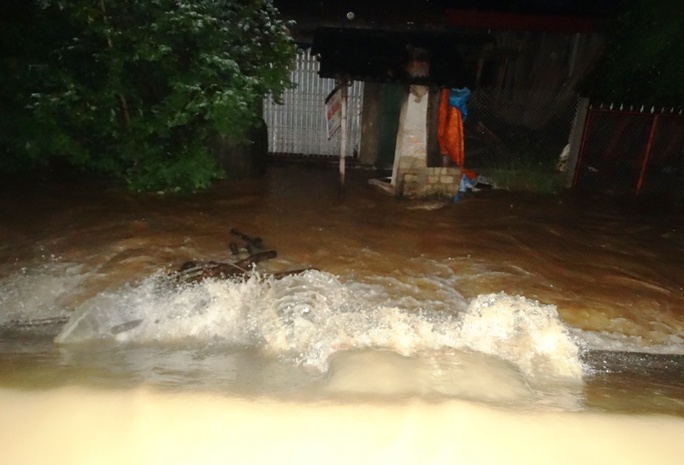 Nước lũ tràn đê sông Bưởi, khẩn cấp sơ tán dân - Ảnh 9.