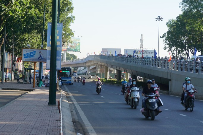 Nhánh cầu cửa ngõ Tân Sơn Nhất vừa thông, xe vẫn kẹt - Ảnh 8.