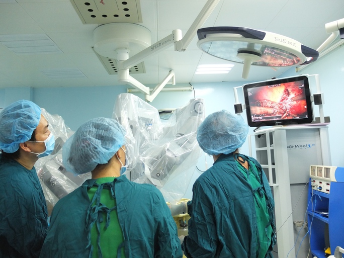 Lần đầu tiên tại Việt Nam cắt u gan bằng robot - Ảnh 1.