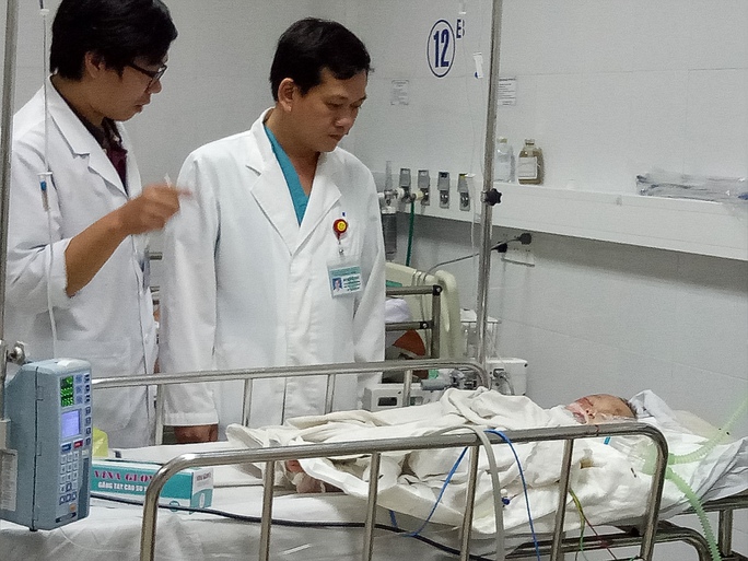 
Bệnh nhi Trọng đang được các bác sĩ Bệnh viện Đà Nẵng tích cực cứu chữa
