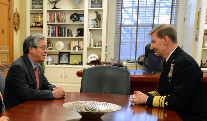 Đại sứ Việt Nam tại Mỹ Phạm Quang Vinh (trái) gặp Giám đốc Học viện Hải quân Walter Carter - Ảnh: Đại sứ quán Việt Nam tại Mỹ