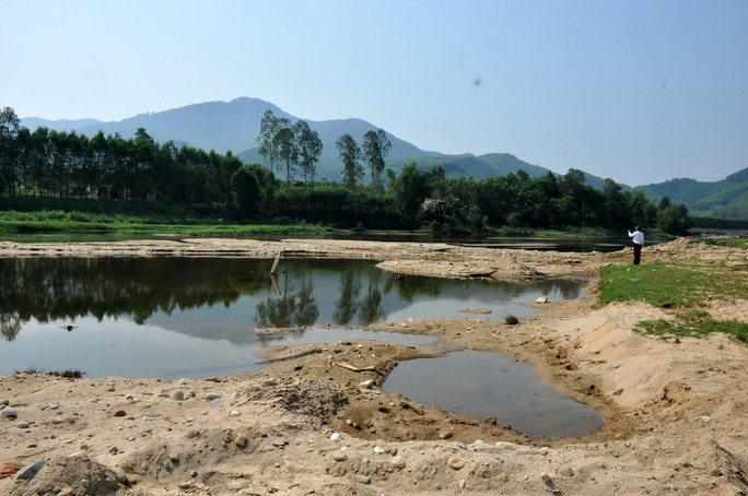 
Sông Phước Giang bị đào múc nham nhở để lấy cát bán trả nợ xây dựng nông thôn mới
