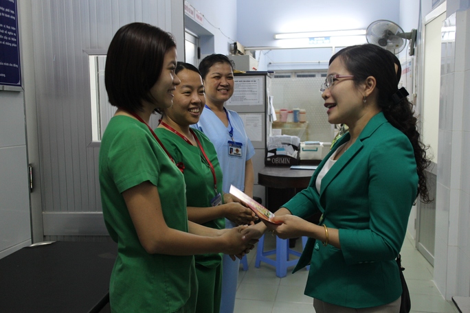 Bà Hồ Như Cát Tường, Phó Chủ tịch LĐLĐ quận 1, TP HCM tặng lì xì cho y bác sĩ khoa sản Bệnh viện quận 1