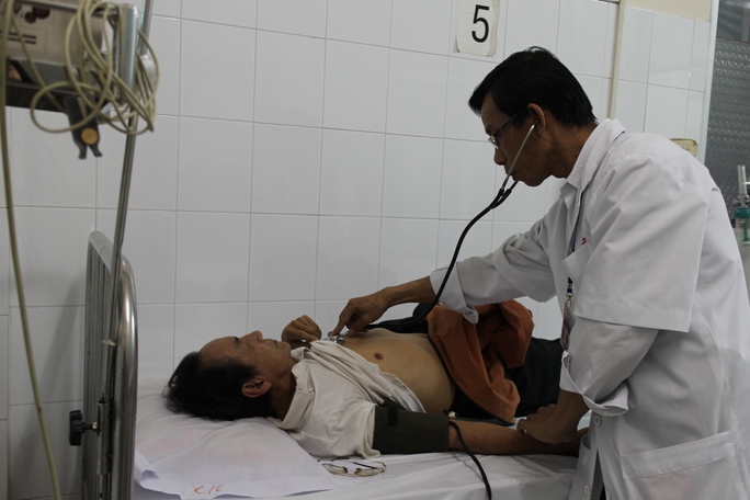 Bác sĩ Bệnh viện quận 1, TP HCM khám bệnh cho bệnh nhân trong đêm giao thừa