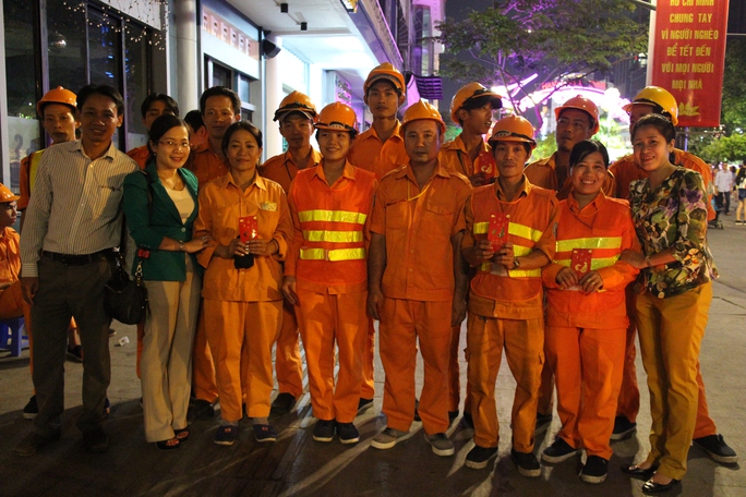 Các công nhân vệ sinh trực tại Đường hoa Nguyễn Huệ vào đêm giao thừa