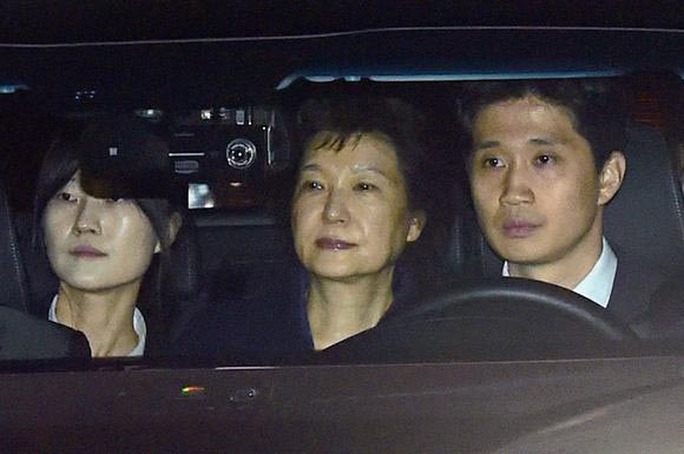 Bà Park Geun-hye trên đường đến trung tâm giam giữ Seoul ngày 31-3 Ảnh: Yonhap