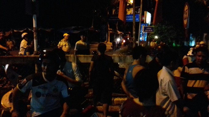 Dân bao vây nhóm người nghi bán hàng dỏm do phường giới thiệu - Ảnh 1.
