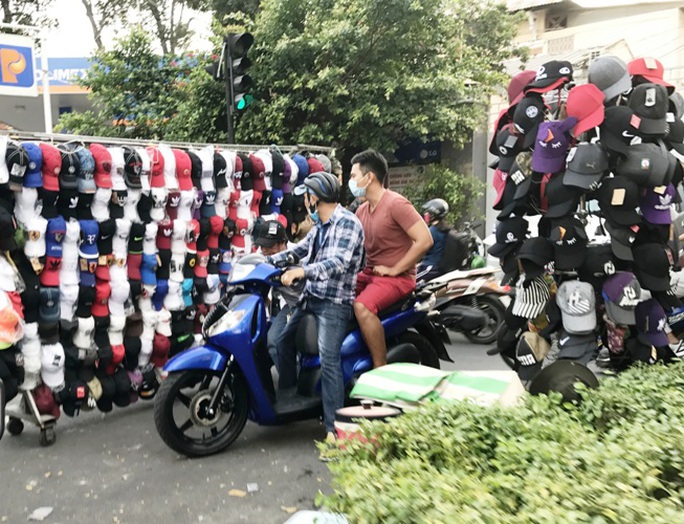 
Khách hàng chọn hàng rong vì sự tiện lợi, cần gì thì gặp đâu mua đó
