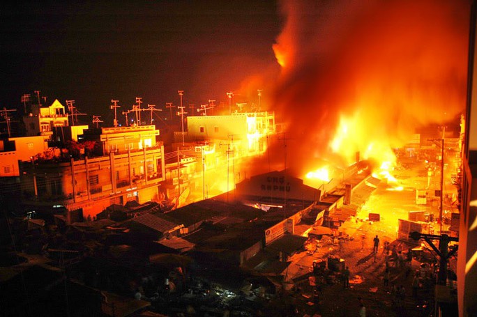 Cháy chợ ở Cà Mau, 11 ki ốt bị thiêu rụi - Ảnh 1.