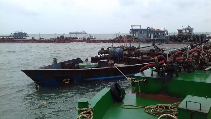 Bắt 5 sà lan chở cát không rõ nguồn gốc - Ảnh 1.