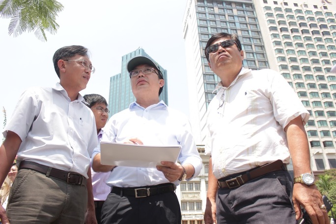 Chủ tịch UBND quận 1 Trần Thế Thuận (giữa) khảo sát thực tế tại bến Bạch Đằng Ảnh: Quốc Chiến