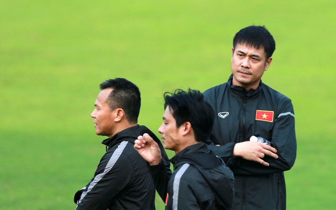 HLV Hữu Thắng rất lo lắng vì tuyển Việt Nam phải di chuyển hơn 30 giờ mới tới Tajikistan để thi đấu