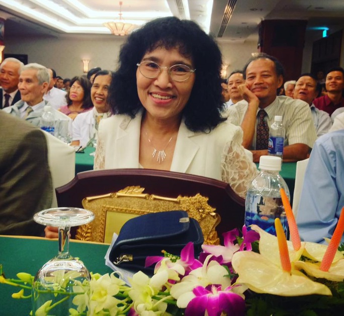 
Dịch giả Nguyễn Hồng Nhung tại lễ trao Giải thưởng Văn hóa Phan Châu Trinh 2017

