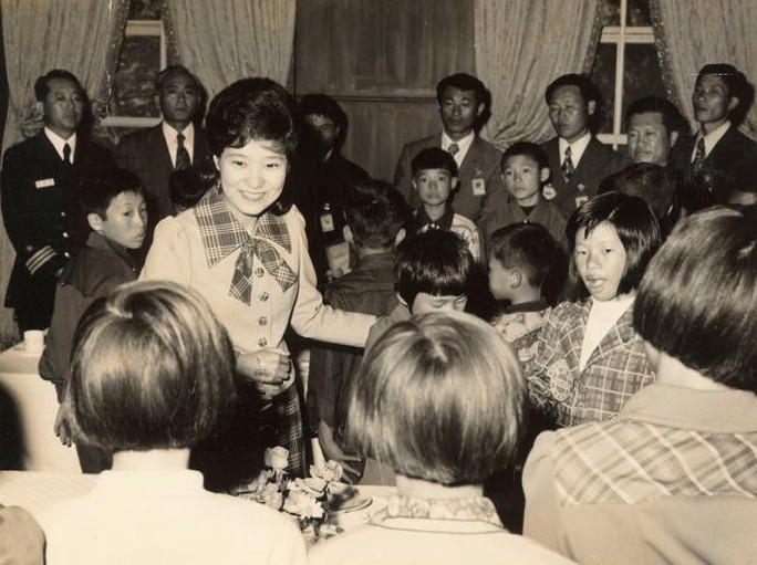 Bà Park trong những năm 1970. Sau khi mẹ bị ám sát, bà đóng vai trò đệ nhất phu nhân. Ảnh: Reuters