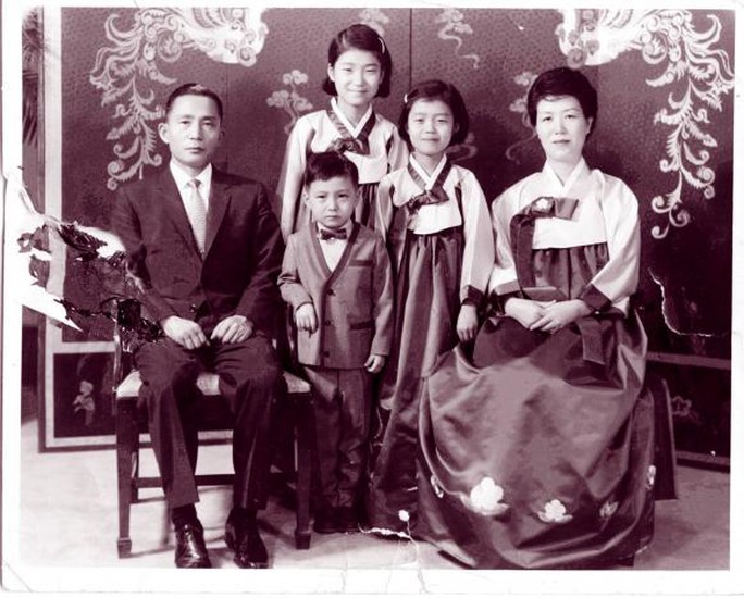 Bà Park (giữa) trong tấm ảnh chụp cùng cha mẹ khi nhỏ. Cha bà là cố Tổng thống Park Chung-hee. Ảnh: Reuters