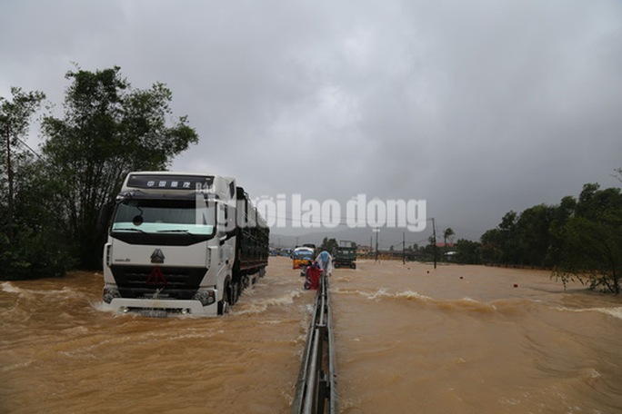 Miền Trung đối mặt lũ lịch sử - Ảnh 2. Miền Trung đối mặt lũ lịch sử - Ảnh 2.