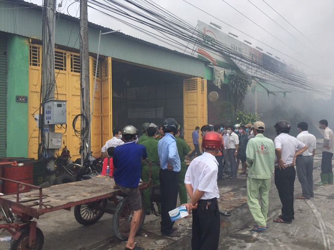 Cháy lớn ở Tiền Giang, xóa sổ vựa bán phân bón, thuốc trừ sâu - Ảnh 1.