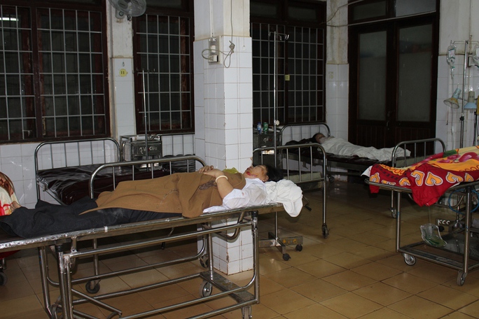
Các nạn nhân được cấp cứu tại Bệnh viện Đa khoa tỉnh Đắk Lắk. Ảnh B.N
