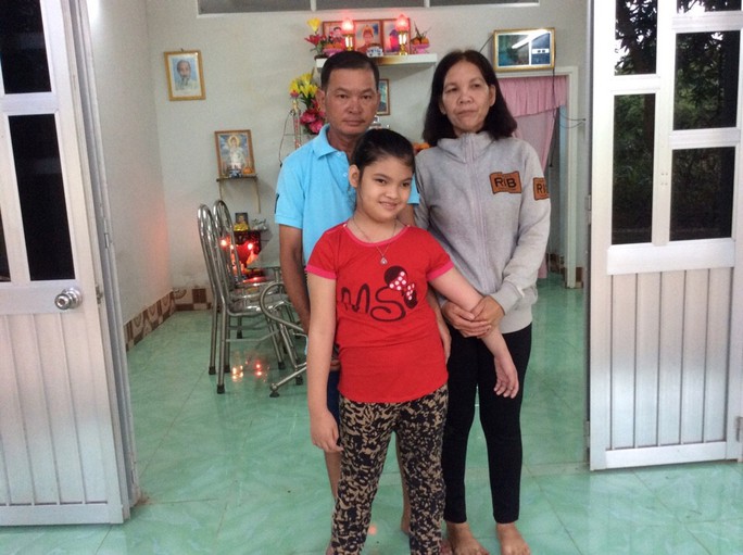 
Vị hoàng thân Bảo Tài cùng vợ và con gái trong căn nhà do bạn đọc Báo Người Lao Động và Công ty CP Gentraco xây tặng
