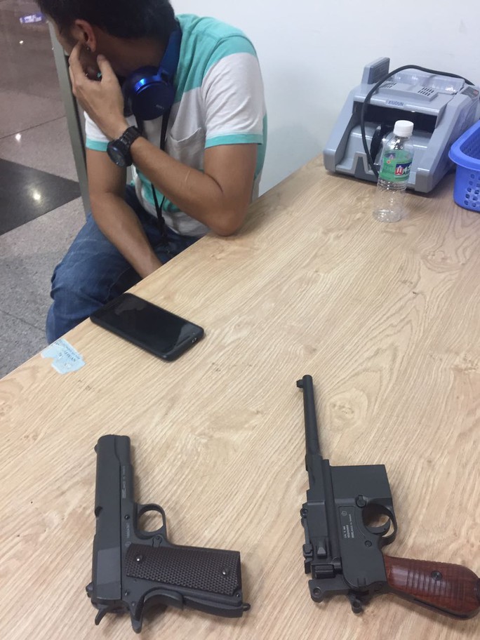 
Hai khẩu súng được Hải quan sân bay Tân Sơn Nhất thu giữ từ hành lý của hành khách. (Ảnh: CTV).

