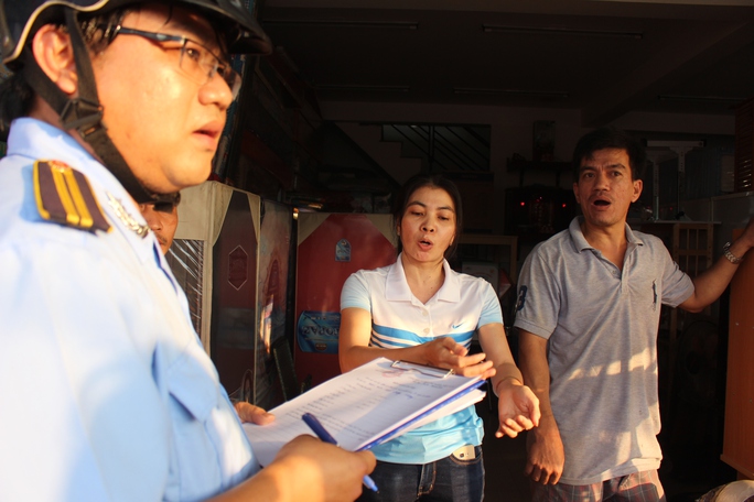 
Sau khi đoàn kiểm tra giải thích vỉa hè phía trong vạch trắng chỉ được sử dụng làm nơi đậu xe tạm thời cho khách không được bày bán hàng hóa, chủ cửa hàng đã chấp nhận ký vào biên bản xử lý.
