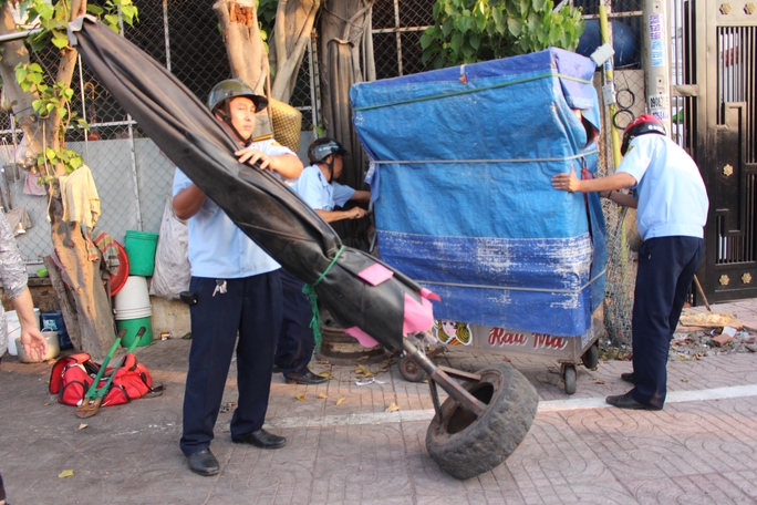 
Phát hiện một xe bánh mì cùng nhiều đồ đạc để trên vỉa hè Kinh Dương Vương lấn chiếm vỉa hè, ông Bình chỉ đạo cắt khóa, đưa lên xe chuyên dụng.
