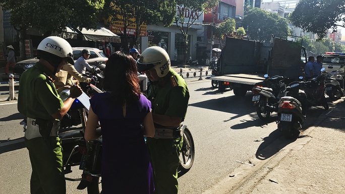 Một trường hợp để xe dưới lòng đường đã bị lực lượng chức năng lập biên bản xử lý.