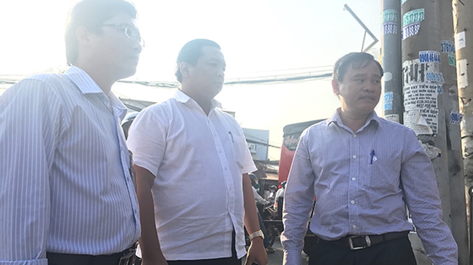 Ông Nguyễn Gia Thái Bình, Phó Chủ tịch UBND quận Bình Tân (phải)