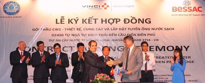 Lắp đặt tuyến ống nước sạch băng sông Sài Gòn - Ảnh 1.