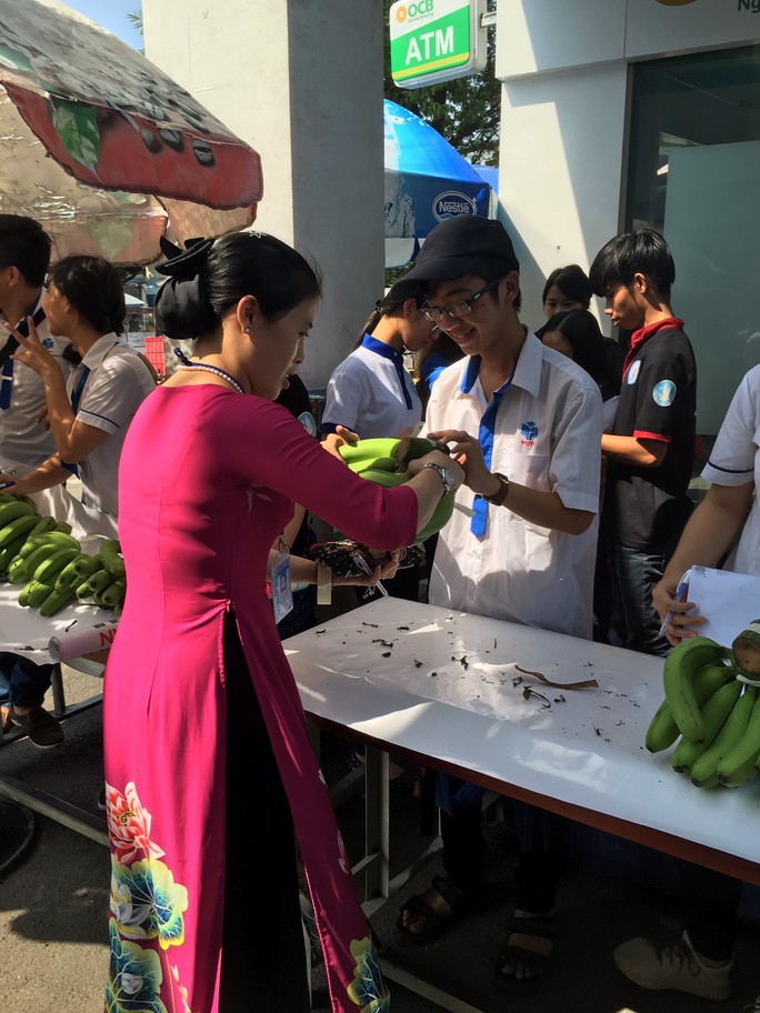 Sinh viên mua 1 tấn chuối trong 2 giờ giúp nông dân Đồng Nai