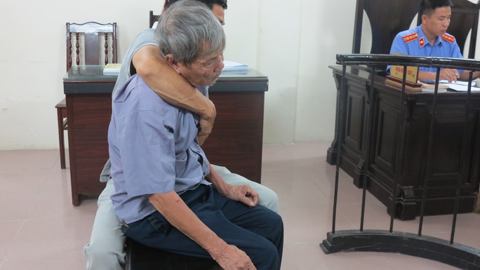 Dụ bim bim, cụ ông gần 80 tuổi giở trò đồi bại với bé gái 3 tuổi - Ảnh 1.