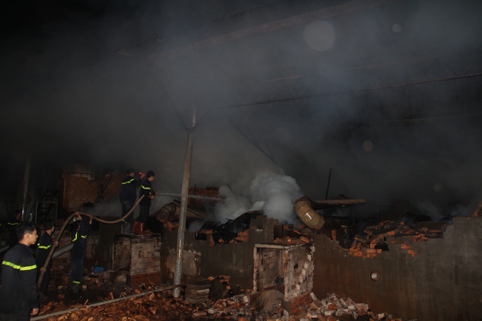 
Vụ hỏa hoạn đã thiêu rụi khu vực nhà xưởng rộng khoảng 1.000m2 của công ty gỗ
