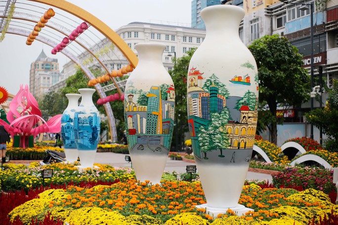 Những chiếc bình với hoạ tiệt về thành phố Hồ Chí Minh