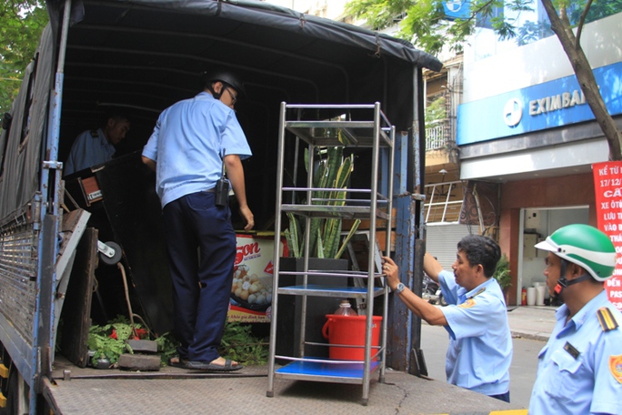 
Đội Trật tự đô thị quận 1 tạm thu giữ các vật dụng lấn chiếm vỉa hè trái phép
