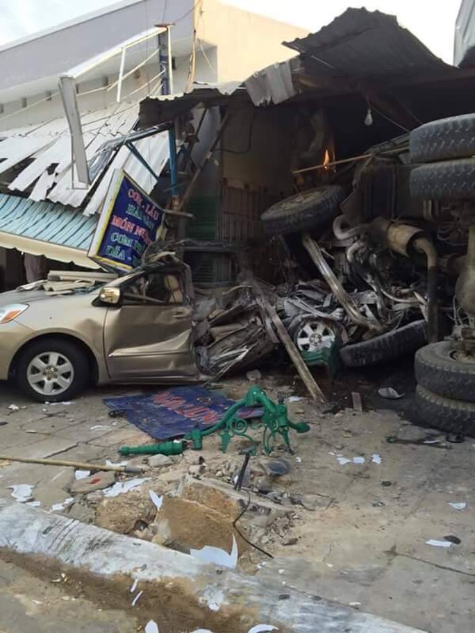 
Chiếc xe ô tô hư hỏng hoàn toàn sau cú đâm mạnh, ảnh: CTV
