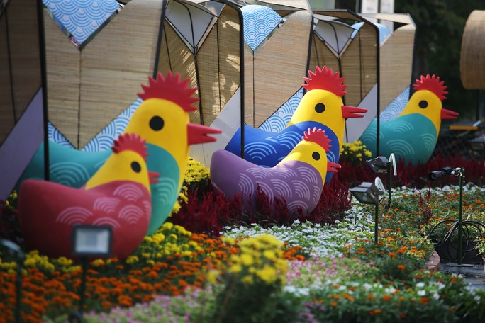 Những chú gà được thiết kế đa dạng với nhiều phong cách, màu sắc khác nhau.