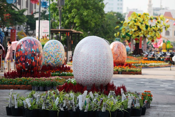 Những quả trứng gà khổng lồ với màu sắc ấn tượng giữa đường hoa.